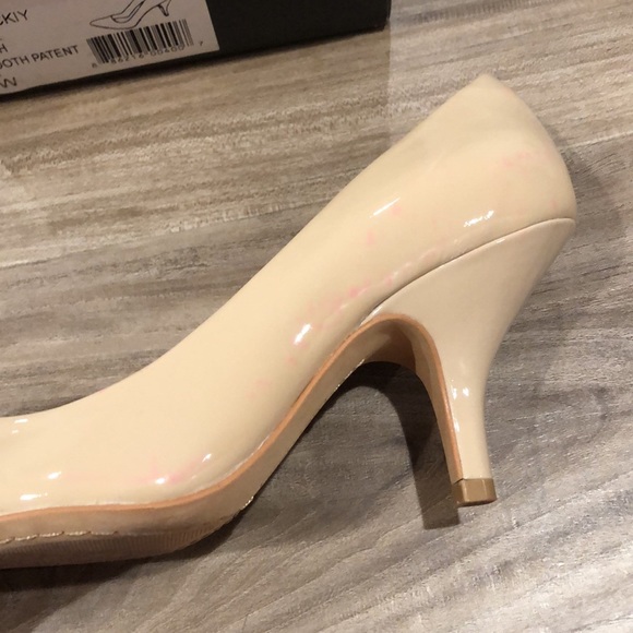 Vince Camuto heels size 7W - Picture 8 of 10